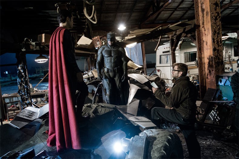 Хенри Кавил, Бен Афлек и Зак Снайдър на снимачната площадка на „Батман срещу Супермен: Зората на справедливостта“