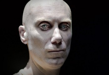 Стивън Мърчант в ролята на албиноса-мутант Калибан