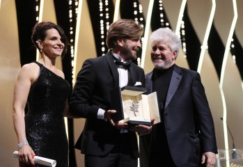 Рубен Остлунд получава „Златната Палма”  от Педро Алмодовар и Жулиет Бинош