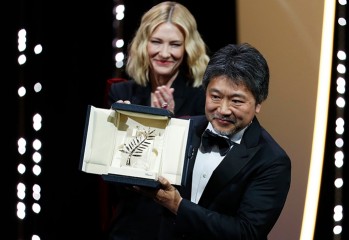 Хирокадзу Корееда получава „Златната палма” от Кейт Бланшет за своя „Shoplifters”.
