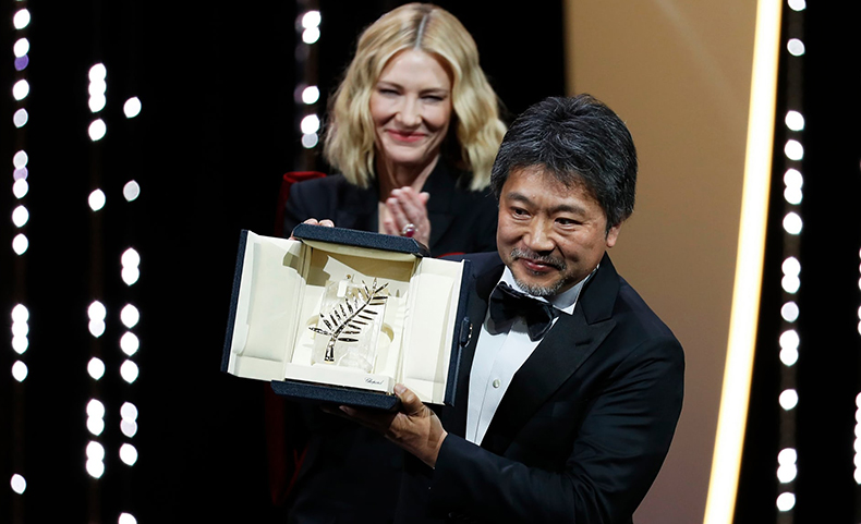 Хирокадзу Корееда получава „Златната палма” от Кейт Бланшет за своя „Shoplifters”.
