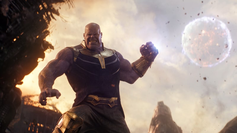 Танос хвърля луна в „Avengers: Infinity War”.