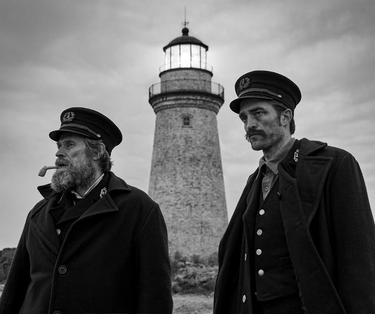 робърт патинсън и уилям дефо в the lighthouse