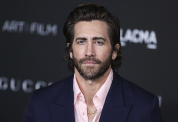 LOS ANGELES, CALIFORNIA, USA - NOVEMBER 06: Actor Jake Gyllenhaal wearing an outfit by Gucci arrives at the 10th Annual LACMA Art + Film Gala 2021 held at the Los Angeles County Museum of Art on November 6, 2021 in Los Angeles, California, United States. (Photo by Xavier Collin/Image Press Agency/Sipa USA)(Sipa via AP Images)