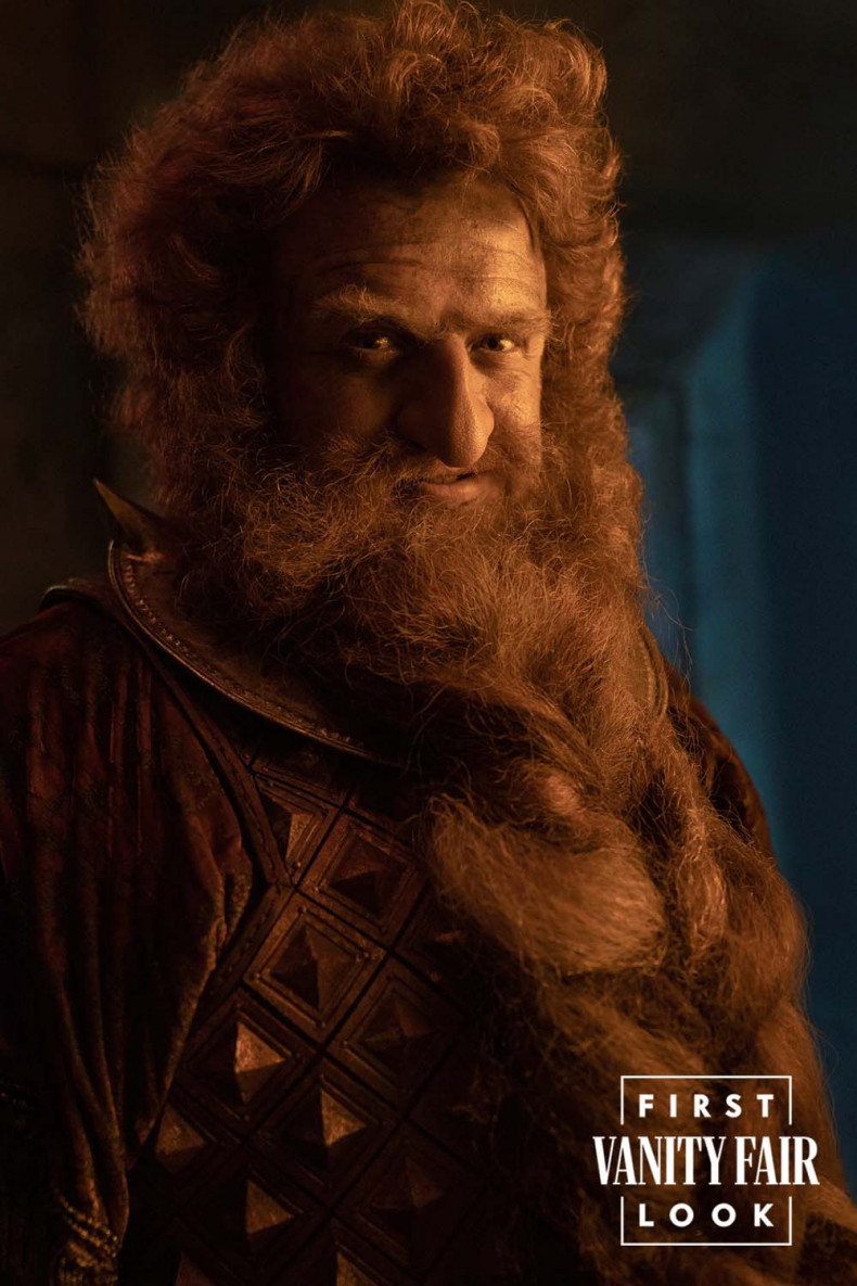 Оуен Артър като Дурин IV, принц на оживеното подземно царство Хазад-дум, познато още като Мория