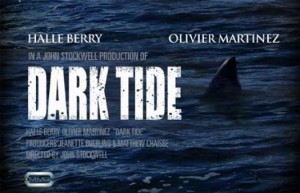 Хали Бери плува с акулите. Трейлър на „Dark Tide”