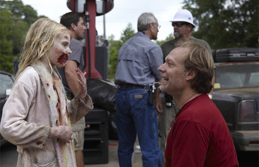 Грег Никотеро и едно невръстно зомби на снимачната площадка на „Живите мъртви”