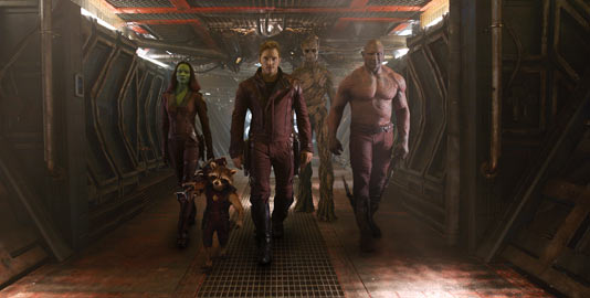 Guardians of the Galaxy - Гамора (Зоуи Салдана), енотът Рокет (Брадли Купър), Питър Куил (Крис Прат), Груут (Вин Дизел) и Дракс Унищожителя (Дейв Батиста)