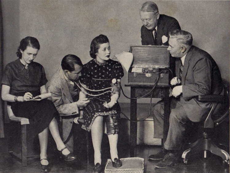 Доктор Марстън прави полиграфски тест, докато Олив Бърн записва резултатите (забележете гривната на ръката й, снимката е правена три години преди появата на Жената чудо