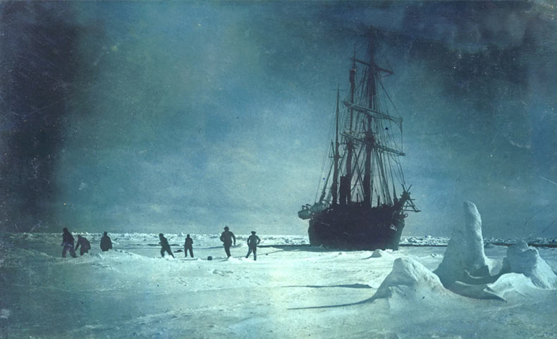 Екипажът на „Ендюранс“ играе футбол на леда пред заседналия кораб.