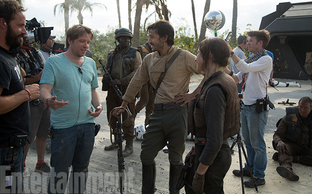 Rogue One: A Star Wars Story (2016) Director Gareth Edwards on set with actors Diego Luna (Cassian Andor) and Felicity Jones (Jyn Erso) on the set credit: Jonathan Olley/© Lucasfilm LFL 2016