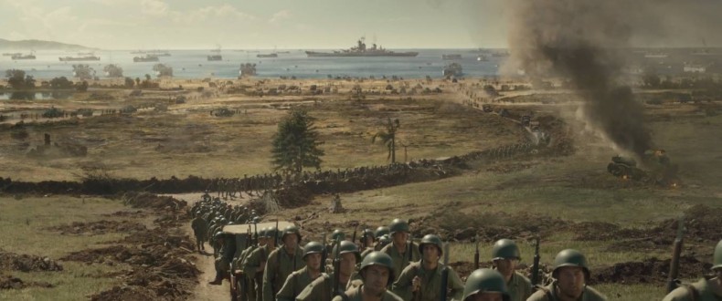 Американската войска пристига в Окинава – един от малкото панорамни кадри, които Гибсън може да си позволи със скромния бюджет от 40 милиона.