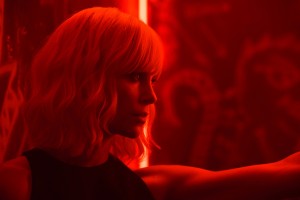Нов секси трейлър на „Atomic Blonde” с Чарлийз Терън