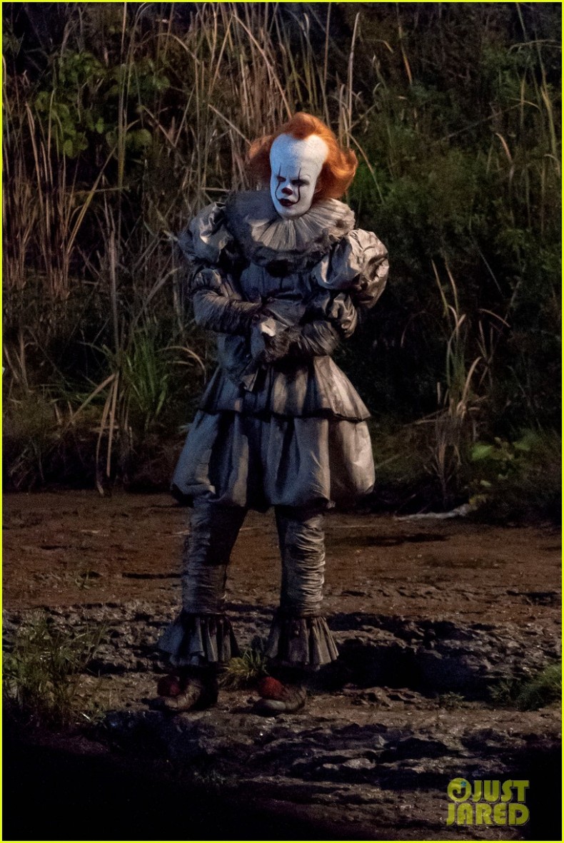 bill-skarsgard-gets-into-character-as-pennywise-on-it-2-set-04