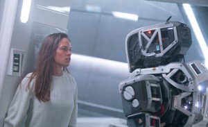 Трейлър на научно-фантастичния трилър „I am Mother” на Netflix с Хилари Суонк