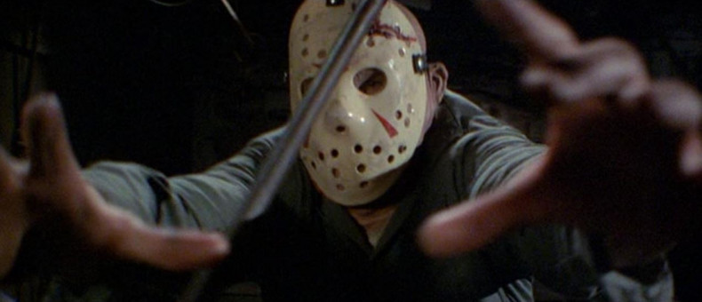 Макар маската на Джейсън да се превръща в попкултурен феномен, тя прави своята първа поява чак в третият филм от поредицата „Friday The 13th Part 3D”
