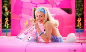 Марго Роби се усмихва от розовия си кабриолет в първия поглед към „Barbie“ на Грета Гъруиг