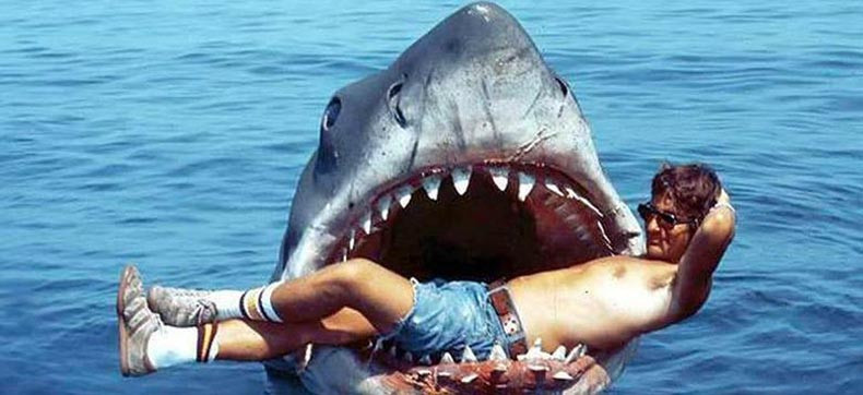Стивън Спилбърг с акулата Брус, машината, служеща за чудовището в „Челюсти“