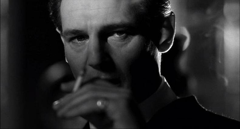 Шиндлер в началото на филма е в сенки, но става все по-ярко осветен, рефлектирайки душевната му промяна