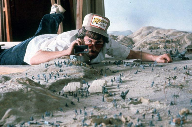 Стивън Спилбърг, планиращ екшън сцена в „Похитителите на изчезналия кивот“