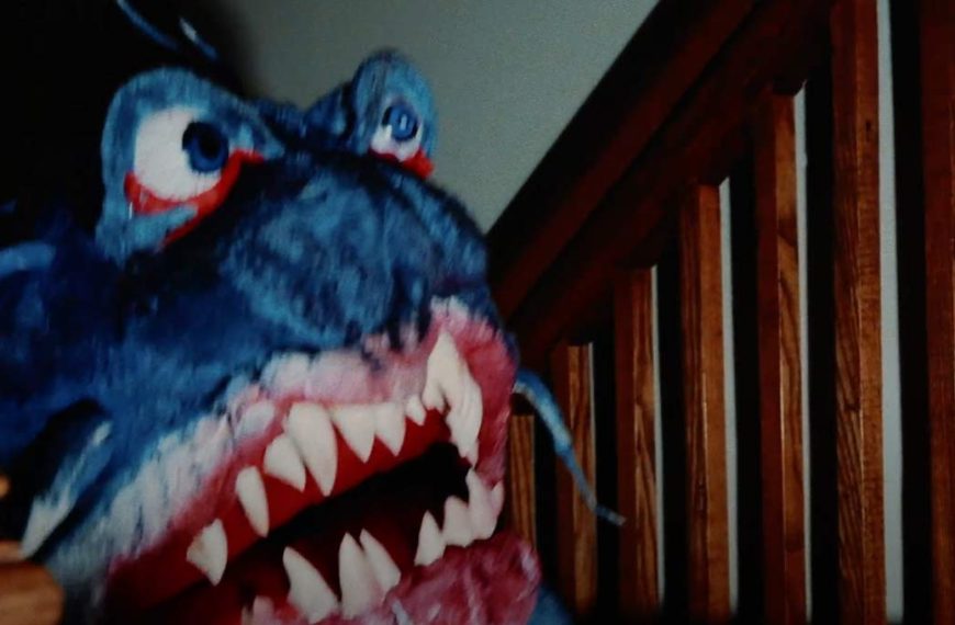 WTF трейлър на седмицата: Плюшена играчка всява смърт и разруха в „Doll Shark“ на Марк Полоня