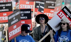 WGA обяви официална стачка на сценаристите
