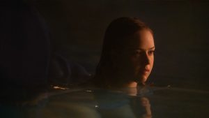 Нов трейлър на свръхестествения трилър „Нощно плуване“ с Уайът Ръсел и Кери Кондън